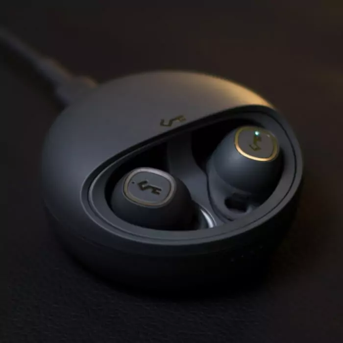 Closed-Back Headphones - Image 4